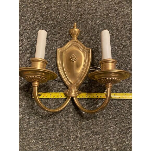 Vintage Brass Wall Sconce Neoclassical Design. - Picture 8 of 9
